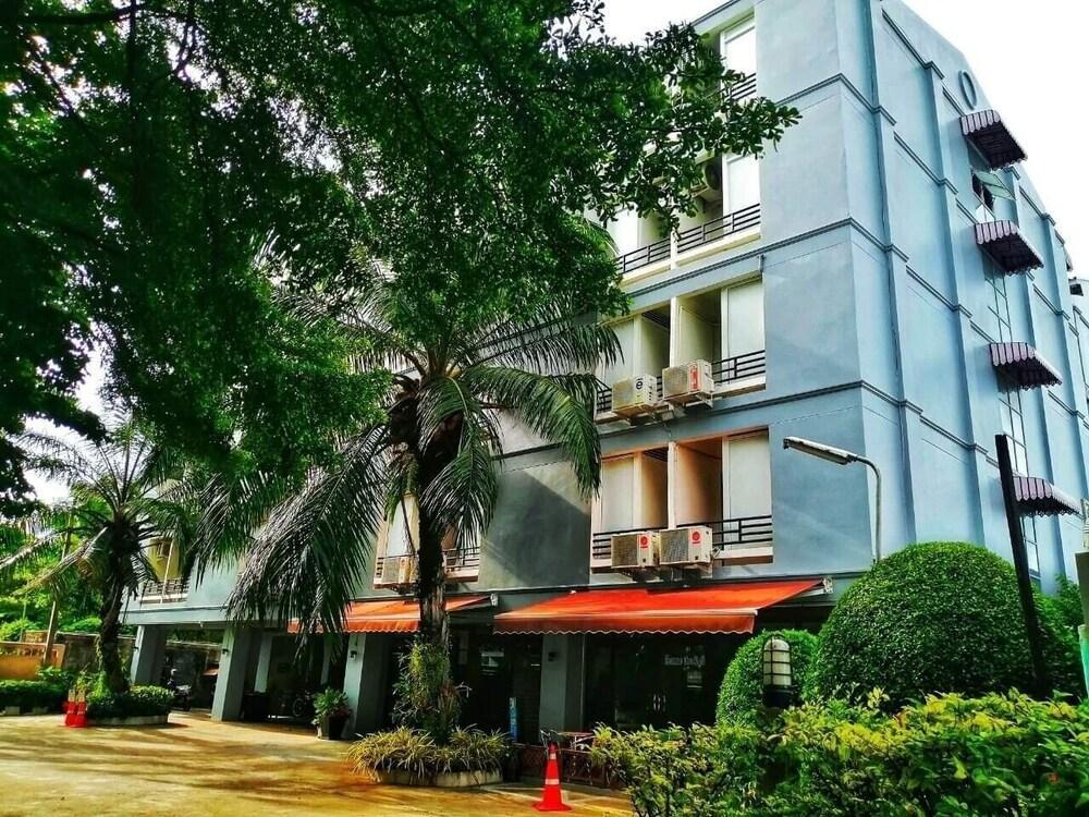 Beerapan Hotel Бангкок Экстерьер фото