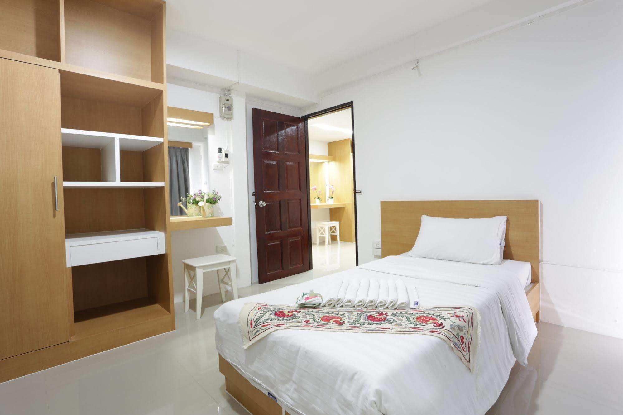 Beerapan Hotel Бангкок Экстерьер фото