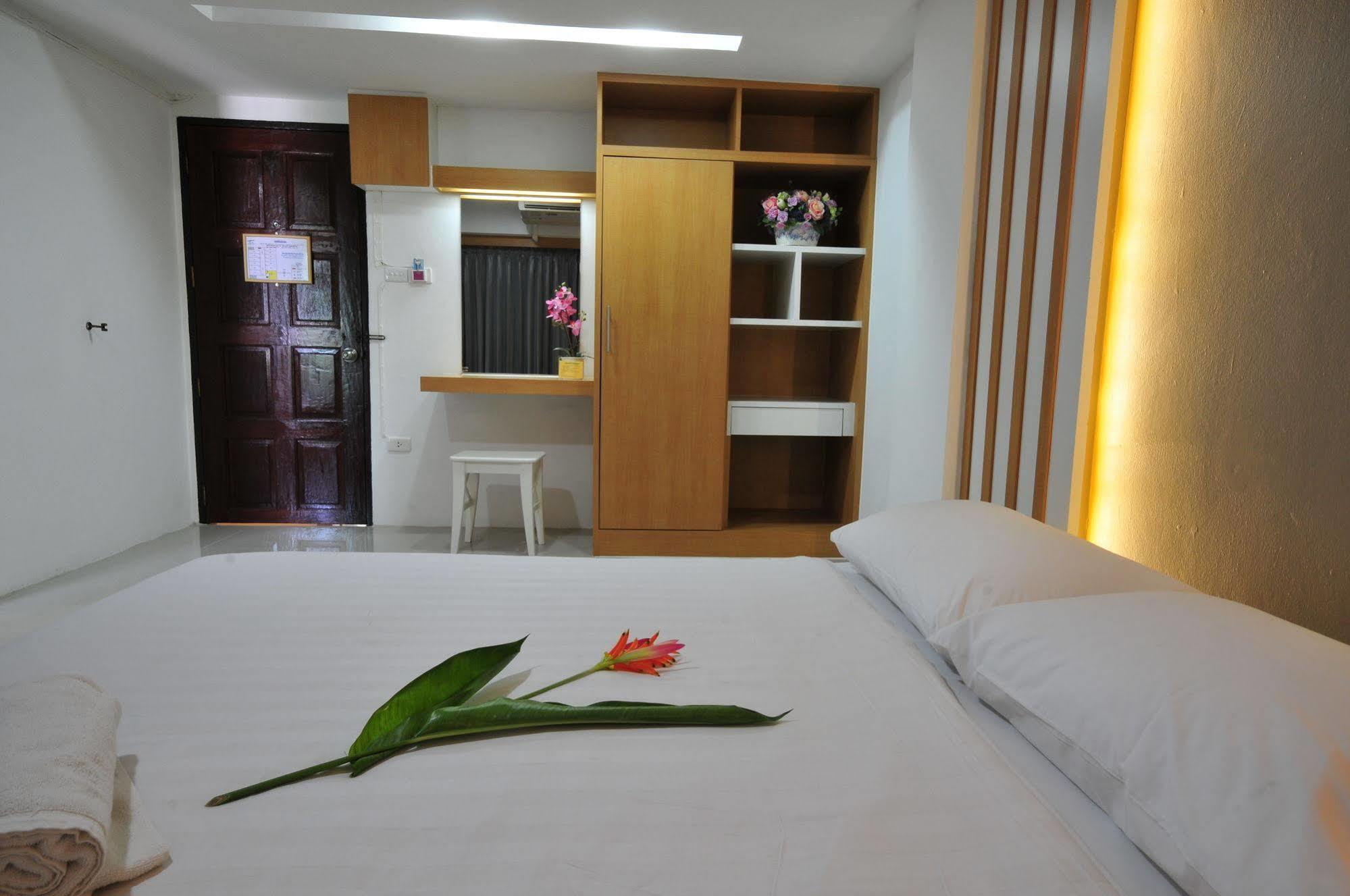 Beerapan Hotel Бангкок Экстерьер фото