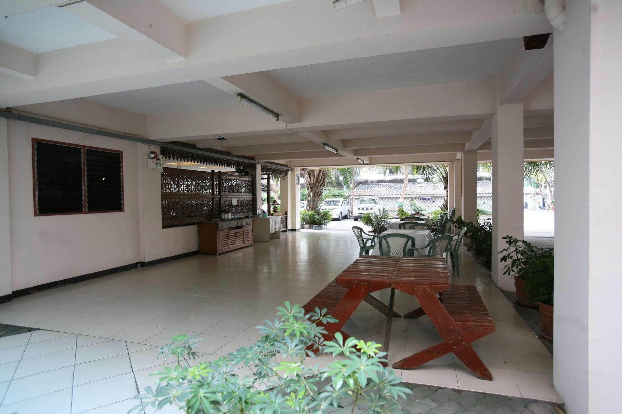 Beerapan Hotel Бангкок Экстерьер фото