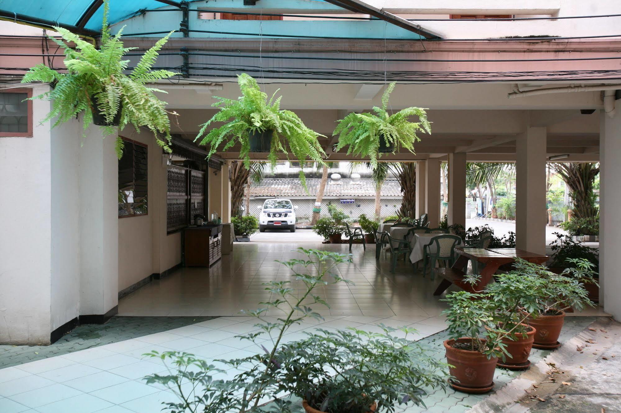 Beerapan Hotel Бангкок Экстерьер фото